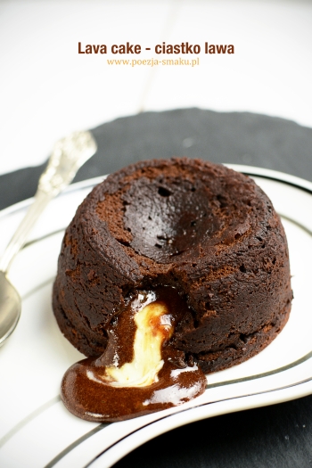 Lava cake - ciasto lawa z płynną czekoladą - fondant z białą czekoladą