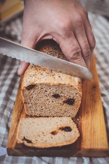 Chleb pszenno-żytni ze śliwką i makiem